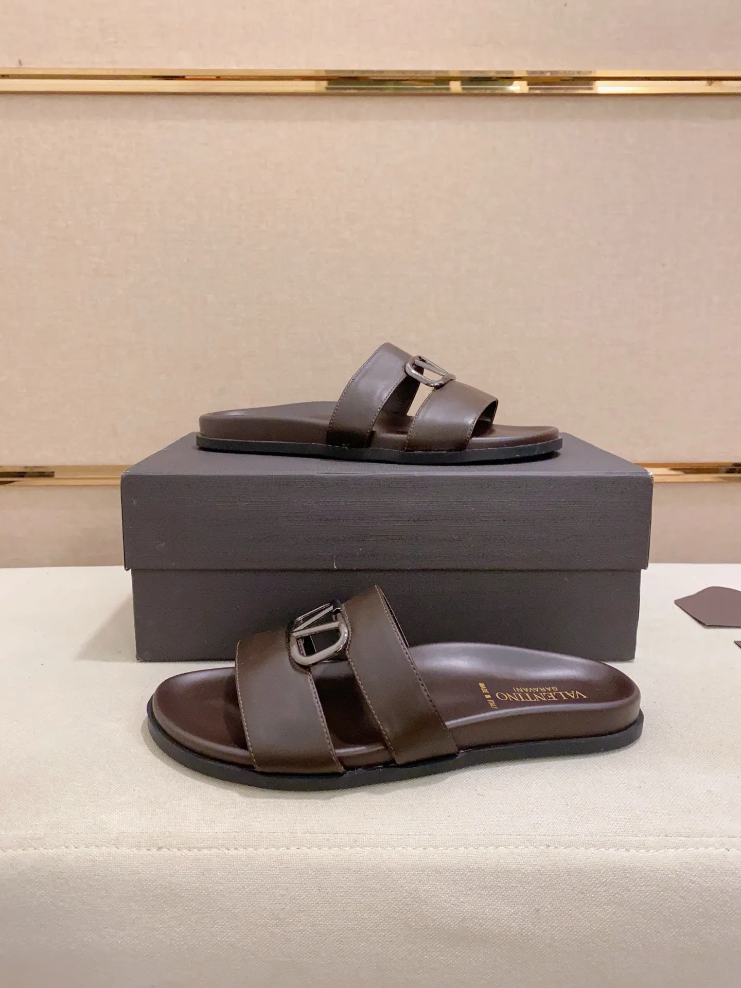 Men's shoes💰: 440💰[Valentino] New men's boutique slippers, counter quality, classic plaid, the actual workmanship is quite complex🔰The uppers are made of imported fabrics➕🐑Sheepskin lining, which tests the craftsman's craftsmanship➕original PU outsole. Size: 38-44 (45 can be customized, non-refundable)